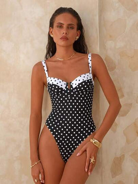 Swim Chiccia ملابس سباحة نسائية ذات حمالات واسعة ذات بقع سوداء وبيضاء قطعة واحدة بنمط ترقع بأطقم عباءة مشغولة بأشرطة معدنية مناسبة للشاطئ والعطلات الصيفية