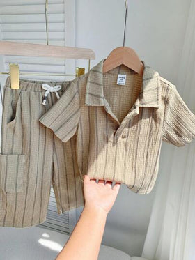 SHEIN مجموعة ملابس علوية أكمام قصيرة مخطط بالكاكي وبنطلون مريحة متعددة الاستخدامات، مناسبة للداخل والخارج واليومي والرياضة واللعب والتصوير الفوتوغرافي والعطلات، مجموعة صيفية للأطفال الصبيان