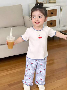 SHEIN Playful Pals مجموعة قميص كم قصير مع بنطلون مربع للبنات الرضع/الأطفال الصغار للربيع/الصيف، زخرفة شعار أنيقة كرزية، مقاس من 0 إلى 3 سنوات، قطعتان