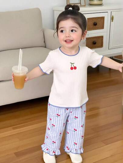 SHEIN Playful Pals مجموعة قميص كم قصير مع بنطلون مربع للبنات الرضع/الأطفال الصغار للربيع/الصيف، زخرفة شعار أنيقة كرزية، مقاس من 0 إلى 3 سنوات، قطعتان