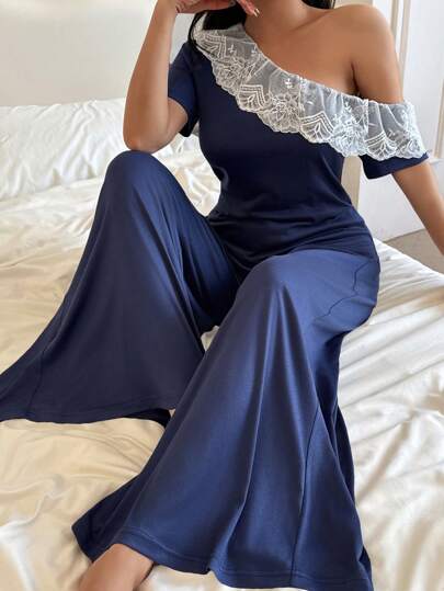 SHEIN مجموعة بيجاما نسائية كاجوال من البراقع ذات الكتف البارد، قصيرة الأكمام، واسعة الساق