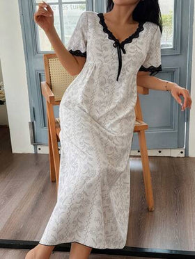 SHEIN فستان نوم شيفون مطبوع بالزهور مع تصميم ألوان متباينة وياقة على شكل حرف V للسيدات، فستان بيجامة للنساء، فستان ملابس منزلية