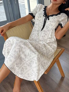 SHEIN فستان نوم شيفون مطبوع بالزهور مع تصميم ألوان متباينة وياقة على شكل حرف V للسيدات، فستان بيجامة للنساء، فستان ملابس منزلية