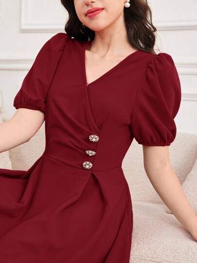 SHEIN فستان طويل أنيق وأنثوي لفتيات المراهقات مناسب للربيع والصيف والأعياد والمناسبات الخاصة كالسنة الجديدة وعيد الحب، مزين بأزرار اللؤلؤ بطراز الفساتين الأميرية، وأناقة العصرية البحرية والكلاسيكية بالألوان الأحمر ، مناسب لمناسبات الزفاف والمواسم الفاخرة