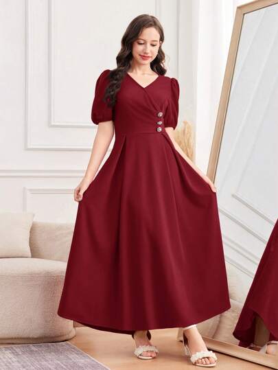 SHEIN فستان طويل أنيق وأنثوي لفتيات المراهقات مناسب للربيع والصيف والأعياد والمناسبات الخاصة كالسنة الجديدة وعيد الحب، مزين بأزرار اللؤلؤ بطراز الفساتين الأميرية، وأناقة العصرية البحرية والكلاسيكية بالألوان الأحمر ، مناسب لمناسبات الزفاف والمواسم الفاخرة