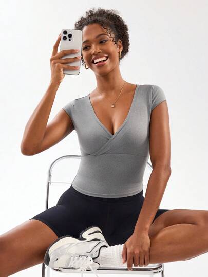 SHEIN Sport Studio تي شرت نسائي قطن أمامه تصميم صلبان مع فتحة رقبة على شكل حرف V، أكمام قصيرة، مناسب للرياضة واليوجا