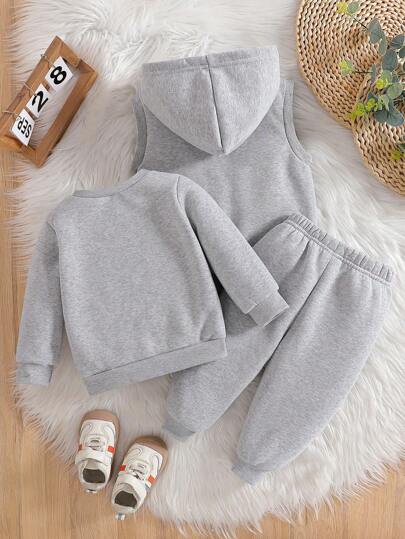 SHEIN 3 قطع طقم سترة رمادية أنيقة وبنطلون وبلوزة للأطفال الصبيان، مزينة بطباعة الحروف، متعددة الاستخدامات للارتداء داخل وخارج المنزل، بدلة رياضية للأطفال الصبيان، بدلة شتوية للأطفال الصبيان، ملابس شارع للأطفال الصبيان، طقم هودي للأطفال الصبيان، ملابس شارع