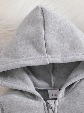 SHEIN 3 قطع طقم سترة رمادية أنيقة وبنطلون وبلوزة للأطفال الصبيان، مزينة بطباعة الحروف، متعددة الاستخدامات للارتداء داخل وخارج المنزل، بدلة رياضية للأطفال الصبيان، بدلة شتوية للأطفال الصبيان، ملابس شارع للأطفال الصبيان، طقم هودي للأطفال الصبيان، ملابس شارع