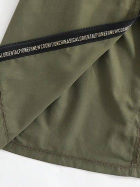 SHEIN معطف بارك متوسط الطول مع جيب وقلنسوة مزين بطباعة حرفية فضفاض، معطف ريح طويل مزدوج الصدر فضفاض، بطراز عسكري كاجوال، مناسب للتنقل والارتداء الخارجي، للربيع/الصيف/الخريف/الشتاء