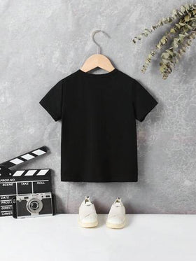 SHEIN تي شيرت قطني بأكمام قصيرة ورقبة دائرية مطبوع عليها حروف لامعة بتصميم كاجوال للصبي الصغير , ملابس مطابقة للأم والطفل (يباع كل قطعة بشكل منفصل)