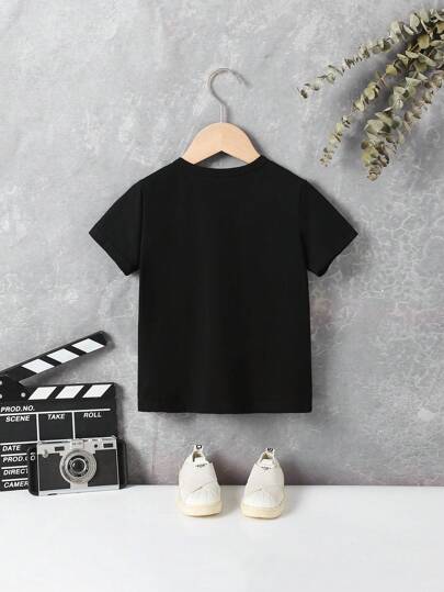 SHEIN تي شيرت قطني بأكمام قصيرة ورقبة دائرية مطبوع عليها حروف لامعة بتصميم كاجوال للصبي الصغير , ملابس مطابقة للأم والطفل (يباع كل قطعة بشكل منفصل)