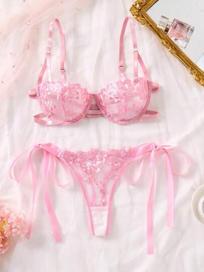 SHEIN مجموعة ملابس داخلية نسائية مكونة من 2 قطعة، سماوي اللون، مطرزة بالدانتيل وبتصميم رباط جذاب