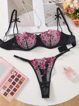 SHEIN مجموعة ملابس داخلية نسائية رومانسية زهرية مطرزة 2 قطعة