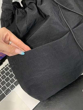 حقيبة كروس بادي ذات شكل دلو بسيط، قابلة للتعديل، إغلاق بسحاب، مصنوعة من نايلون خفيف وقابل للتنفس، تصميم أحادي اللون، مناسبة للرجال والنساء للتنقل اليومي والملابس الشارعية