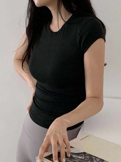 DAZY قميص رياضي وللتمارس اليوجا أساسي بياقة مستديرة للنساء، أسود، مناسب للصيف