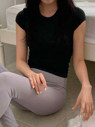 DAZY قميص رياضي وللتمارس اليوجا أساسي بياقة مستديرة للنساء، أسود، مناسب للصيف