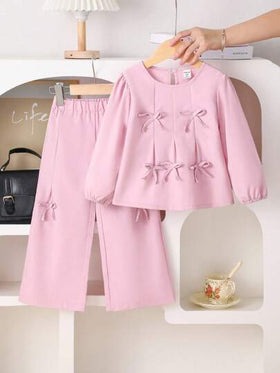 SHEIN Playful Pals مجموعة ملابس علوية مزينة بفيونكة جميلة وحلوة + بنطلون واسع الساق، بدلة بنات للربيع والخريف، بدلة بنات مكونة من قطعتين، بنطلون واسع، بدلة بنات للخريف والشتاء