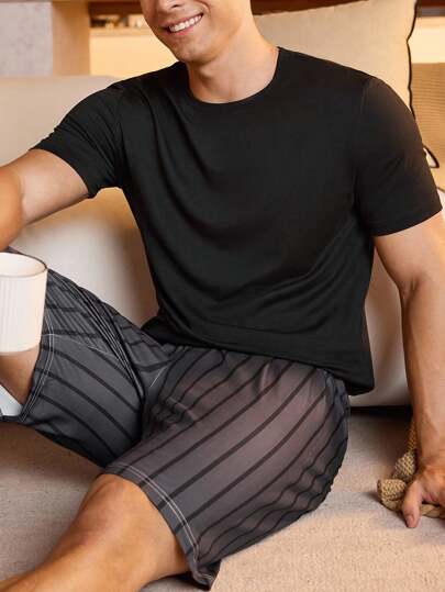 Manfinity Underwear&Sleepwear Basics بيجامة رجالية مكونة من ملابس علوية أكمام قصيرة بلون واحد وشورت مطبوع بخطوط، موسم الصيف