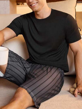 Manfinity Underwear&Sleepwear Basics بيجامة رجالية مكونة من ملابس علوية أكمام قصيرة بلون واحد وشورت مطبوع بخطوط، موسم الصيف