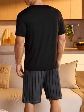 Manfinity Underwear&Sleepwear Basics بيجامة رجالية مكونة من ملابس علوية أكمام قصيرة بلون واحد وشورت مطبوع بخطوط، موسم الصيف