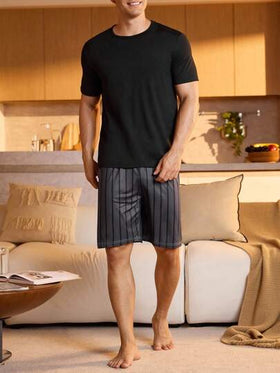 Manfinity Underwear&Sleepwear Basics بيجامة رجالية مكونة من ملابس علوية أكمام قصيرة بلون واحد وشورت مطبوع بخطوط، موسم الصيف