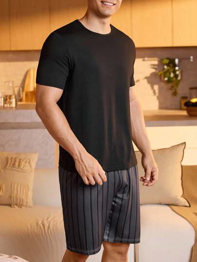 Manfinity Underwear&Sleepwear Basics بيجامة رجالية مكونة من ملابس علوية أكمام قصيرة بلون واحد وشورت مطبوع بخطوط، موسم الصيف