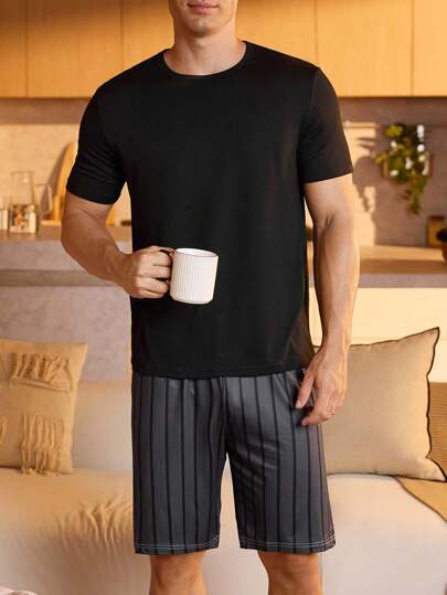 Manfinity Underwear&Sleepwear Basics بيجامة رجالية مكونة من ملابس علوية أكمام قصيرة بلون واحد وشورت مطبوع بخطوط، موسم الصيف