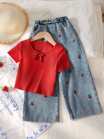 SHEIN Playful Pals مجموعة ملابس علوية وبنطلون للفتيات الصغيرات، ملابس علوية من الحياكة المضلعة باللون الأحمر، بنطلون جينز مطرز بنقشة الكرز، بطراز أنيق وأنثوي، مناسب للربيع والصيف والخريف