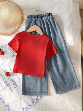 SHEIN Playful Pals مجموعة ملابس علوية وبنطلون للفتيات الصغيرات، ملابس علوية من الحياكة المضلعة باللون الأحمر، بنطلون جينز مطرز بنقشة الكرز، بطراز أنيق وأنثوي، مناسب للربيع والصيف والخريف