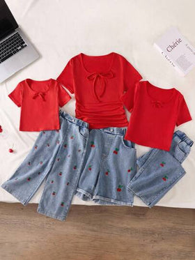 SHEIN Playful Pals مجموعة ملابس علوية وبنطلون للفتيات الصغيرات، ملابس علوية من الحياكة المضلعة باللون الأحمر، بنطلون جينز مطرز بنقشة الكرز، بطراز أنيق وأنثوي، مناسب للربيع والصيف والخريف