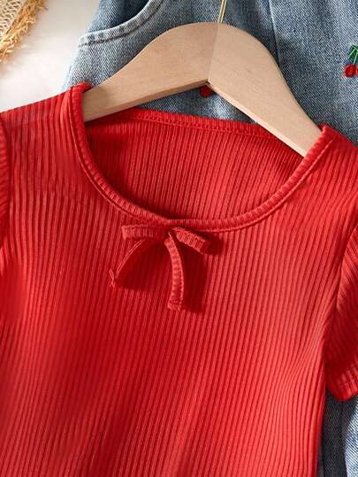 SHEIN Playful Pals مجموعة ملابس علوية وبنطلون للفتيات الصغيرات، ملابس علوية من الحياكة المضلعة باللون الأحمر، بنطلون جينز مطرز بنقشة الكرز، بطراز أنيق وأنثوي، مناسب للربيع والصيف والخريف