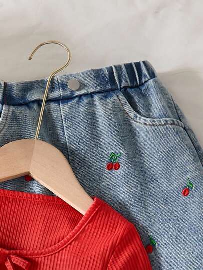 SHEIN Playful Pals مجموعة ملابس علوية وبنطلون للفتيات الصغيرات، ملابس علوية من الحياكة المضلعة باللون الأحمر، بنطلون جينز مطرز بنقشة الكرز، بطراز أنيق وأنثوي، مناسب للربيع والصيف والخريف