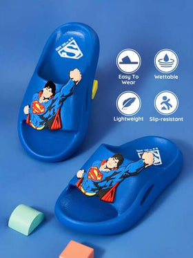 SUPERMAN X SHEIN صندل أطفال ولادي أزرق بطبعات كرتونية، مصنوع من مادة EVA خفيفة الوزن، يوفر حماية للأصابع، مناسب للاستخدام داخل المنزل أو الحمام أو الشاطئ، مناسب للأطفال الصغار