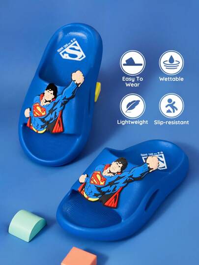 SUPERMAN X SHEIN صندل أطفال ولادي أزرق بطبعات كرتونية، مصنوع من مادة EVA خفيفة الوزن، يوفر حماية للأصابع، مناسب للاستخدام داخل المنزل أو الحمام أو الشاطئ، مناسب للأطفال الصغار