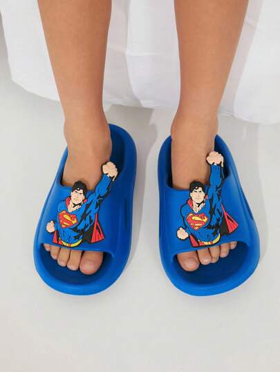 SUPERMAN X SHEIN صندل أطفال ولادي أزرق بطبعات كرتونية، مصنوع من مادة EVA خفيفة الوزن، يوفر حماية للأصابع، مناسب للاستخدام داخل المنزل أو الحمام أو الشاطئ، مناسب للأطفال الصغار