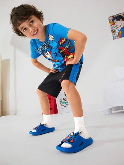SUPERMAN X SHEIN صندل أطفال ولادي أزرق بطبعات كرتونية، مصنوع من مادة EVA خفيفة الوزن، يوفر حماية للأصابع، مناسب للاستخدام داخل المنزل أو الحمام أو الشاطئ، مناسب للأطفال الصغار
