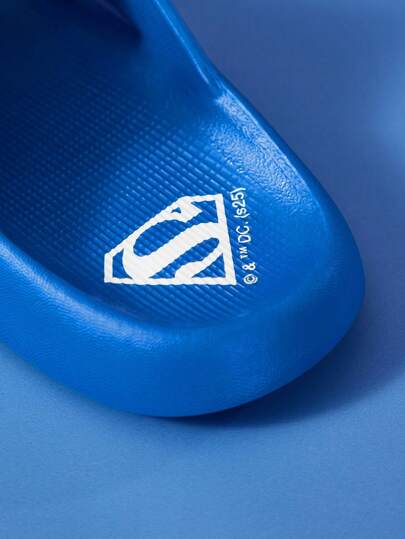 SUPERMAN X SHEIN صندل أطفال ولادي أزرق بطبعات كرتونية، مصنوع من مادة EVA خفيفة الوزن، يوفر حماية للأصابع، مناسب للاستخدام داخل المنزل أو الحمام أو الشاطئ، مناسب للأطفال الصغار