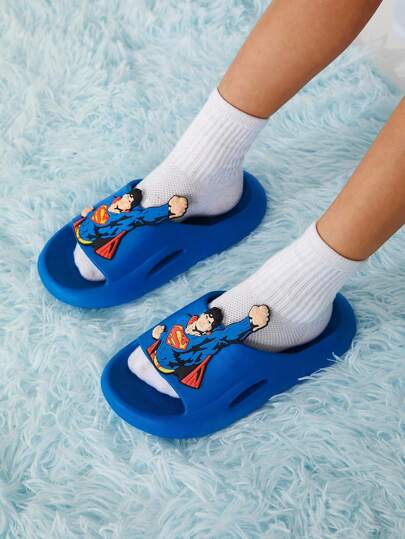 SUPERMAN X SHEIN صندل أطفال ولادي أزرق بطبعات كرتونية، مصنوع من مادة EVA خفيفة الوزن، يوفر حماية للأصابع، مناسب للاستخدام داخل المنزل أو الحمام أو الشاطئ، مناسب للأطفال الصغار