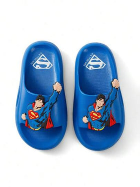 SUPERMAN X SHEIN صندل أطفال ولادي أزرق بطبعات كرتونية، مصنوع من مادة EVA خفيفة الوزن، يوفر حماية للأصابع، مناسب للاستخدام داخل المنزل أو الحمام أو الشاطئ، مناسب للأطفال الصغار