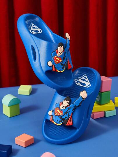 SUPERMAN X SHEIN صندل أطفال ولادي أزرق بطبعات كرتونية، مصنوع من مادة EVA خفيفة الوزن، يوفر حماية للأصابع، مناسب للاستخدام داخل المنزل أو الحمام أو الشاطئ، مناسب للأطفال الصغار