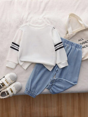 SHEIN Vintaside Kids مجموعة ملابس طفل صبي 2 قطعة - ملابس علوية ذات أكمام طويلة مخطط مطبوع عليها حرف مقترنة مع بنطلون جينز بسيط، مناسب للخروجات، الاستخدام اليومي، الرياضة، والحفلات الصغيرة، موضة كاجوال للربيع والخريف
