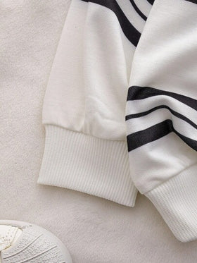 SHEIN Vintaside Kids مجموعة ملابس طفل صبي 2 قطعة - ملابس علوية ذات أكمام طويلة مخطط مطبوع عليها حرف مقترنة مع بنطلون جينز بسيط، مناسب للخروجات، الاستخدام اليومي، الرياضة، والحفلات الصغيرة، موضة كاجوال للربيع والخريف