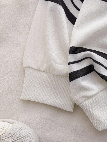 SHEIN Vintaside Kids مجموعة ملابس طفل صبي 2 قطعة - ملابس علوية ذات أكمام طويلة مخطط مطبوع عليها حرف مقترنة مع بنطلون جينز بسيط، مناسب للخروجات، الاستخدام اليومي، الرياضة، والحفلات الصغيرة، موضة كاجوال للربيع والخريف