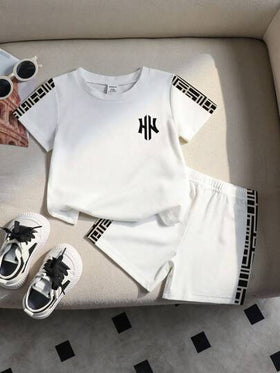 SHEIN Playful Pals مجموعة قميص تي شيرت أكمام قصيرة ذو رقبة دائرية وشورت للأولاد الصغار - طقم أبيض مخطط منقوش