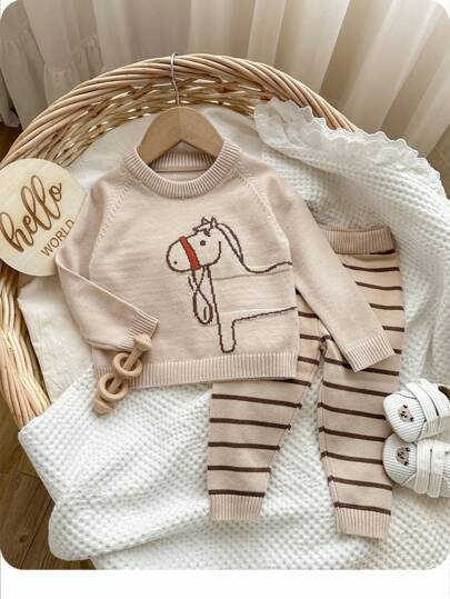 SHEIN طقم كنزة وبنطلون بيج من قطعتين للأطفال الصغار/البنات ذو تصميم كرتوني شتوي ناعم، منقوش بتقنية الإنترسيا معلق بالرقبة