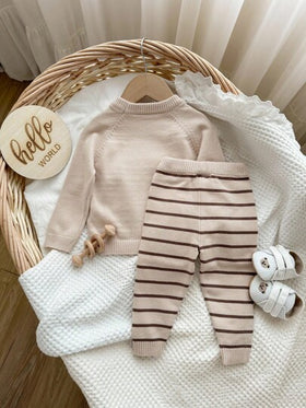 SHEIN طقم كنزة وبنطلون بيج من قطعتين للأطفال الصغار/البنات ذو تصميم كرتوني شتوي ناعم، منقوش بتقنية الإنترسيا معلق بالرقبة