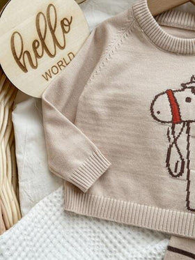 SHEIN طقم كنزة وبنطلون بيج من قطعتين للأطفال الصغار/البنات ذو تصميم كرتوني شتوي ناعم، منقوش بتقنية الإنترسيا معلق بالرقبة