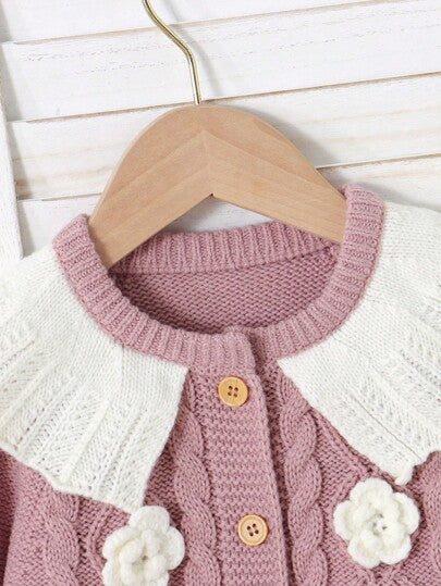 SHEIN Vintaside Kids 1 قطعة بوديسوت مفصلة بياقة بيتر بان مصنوعة من الصوف للأطفال، مزينة بزخارف زهرية ثلاثية الأبعاد، بأكمام طويلة وقطعة واحدة بشكل مثلث، بطراز أميرة لفتيات الأطفال، كنزة صوفية للفتيات الرضع، كارديجان صوفي للفتيات الرضع، ملابس صوفية للفتيات