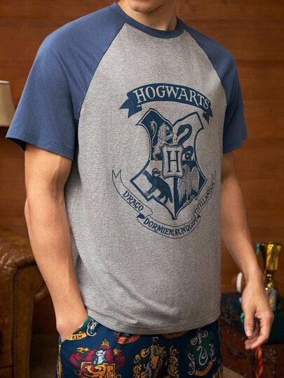 HARRY POTTER X SHEIN مجموعة بيجامة رجالية صيفية مكونة من قميص بأكمام راجلان علامات حيوان وحروف ملونة والبنطلون القصير 2 قطعة