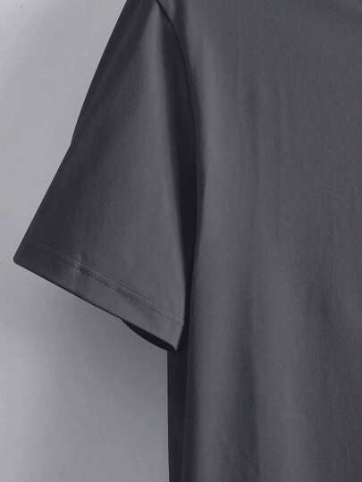 قميص تي شيرت رجالي بياقة مستديرة وأكمام قصيرة، بطبعة سلسلة جبلية، لون رمادي داكن، للصيف
